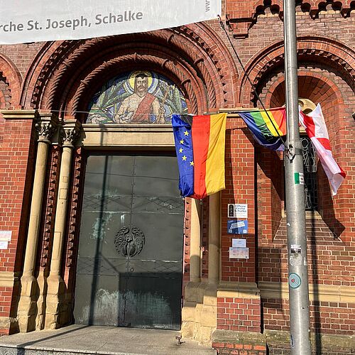 Wie ihr vielleicht gesehen habt, haben wir unsere Kirche in Schalke mit Fahnen der teilnehmenden Länder der...